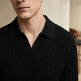 Detalle del cuello y textura del polo trenzado negro