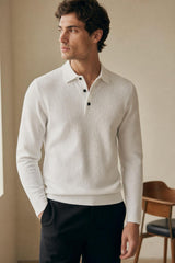 Polo de punto blanco de manga larga, cuerpo completo