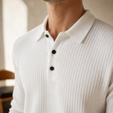 Detalle del cuello y textura del polo blanco