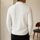 Polo de punto blanco de manga larga, vista trasera